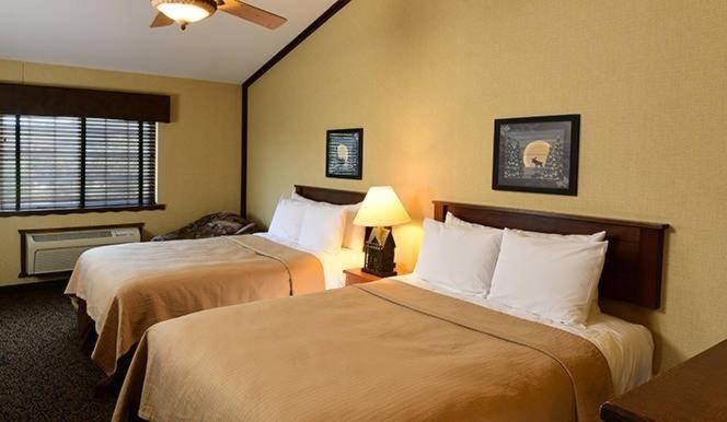 Boarders Inn & Suites By Cobblestone Hotels In Waukon מראה חיצוני תמונה